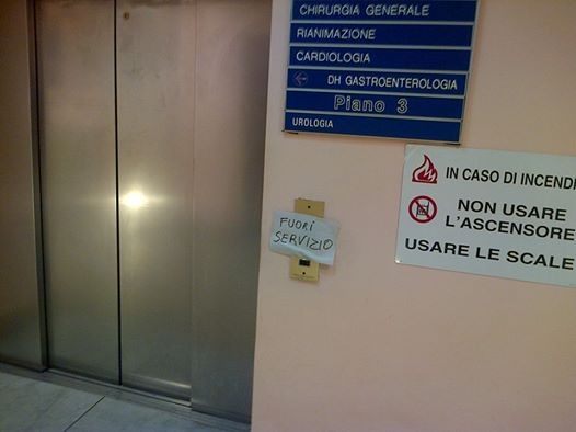 Plafoniera Per Sala Operatoria : Ospedale ascensori guasti pazienti trasportati di peso per le