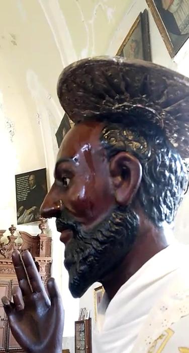Fedeli gridano al miracolo, statua santo 'suda' nell'ennese
