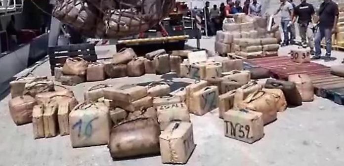 Sequestrata nave con 20 tonnellate hashish, 11 arresti